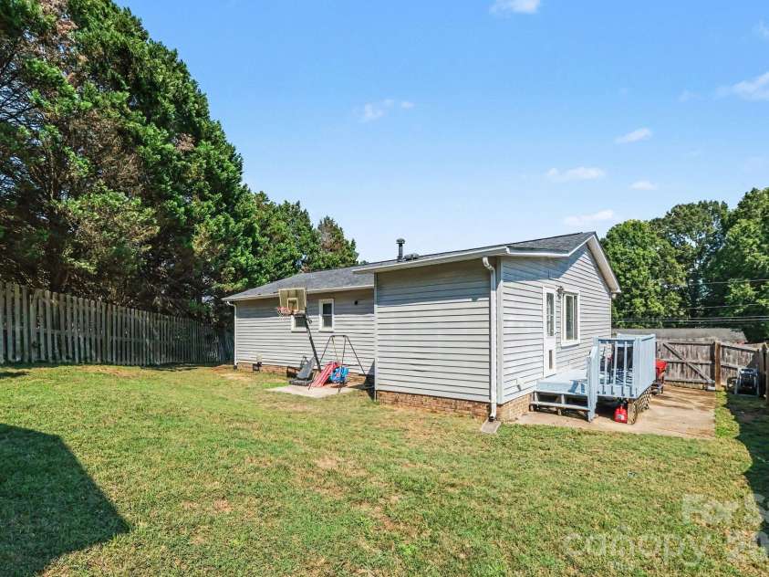 815 Mooresville Road, Salisbury, NC 28144.  MLS# CAR4430898, YatesRealty ID 54512. 