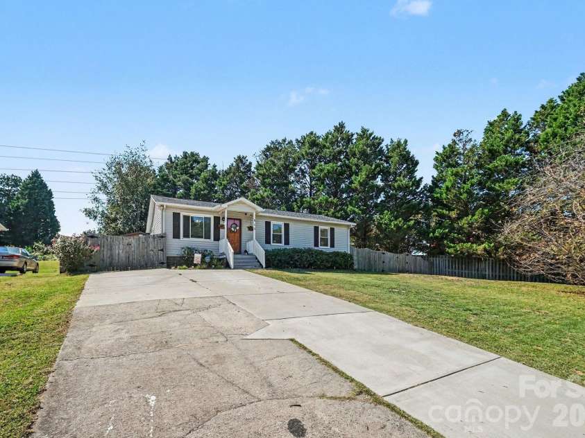 815 Mooresville Road, Salisbury, NC 28144.  MLS# CAR4430898, YatesRealty ID 54512. 