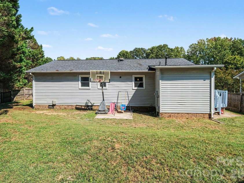815 Mooresville Road, Salisbury, NC 28144.  MLS# CAR4430898, YatesRealty ID 54512. 