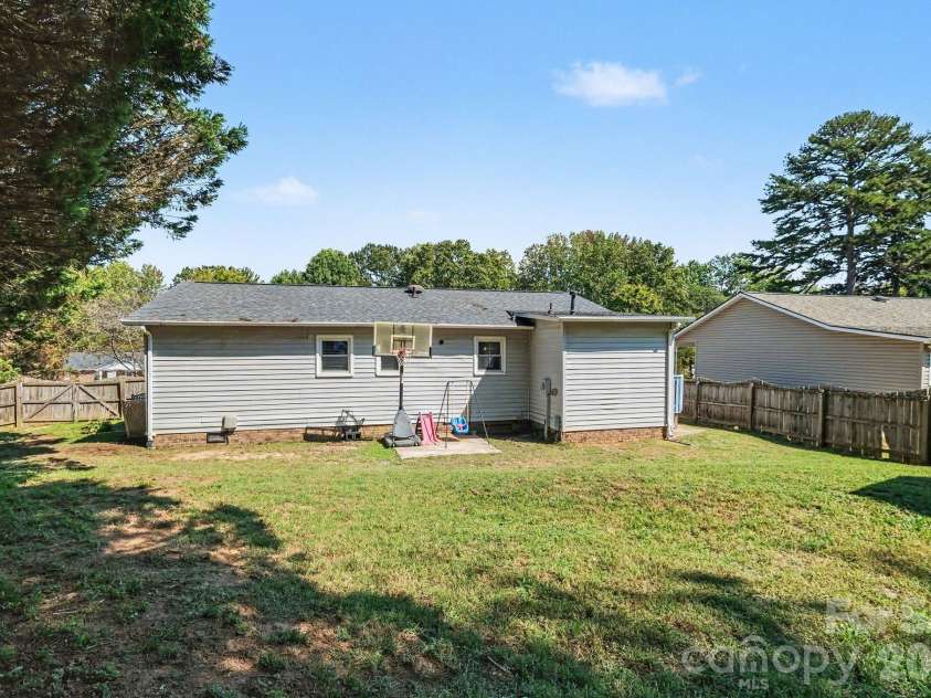 815 Mooresville Road, Salisbury, NC 28144.  MLS# CAR4430898, YatesRealty ID 54512. 