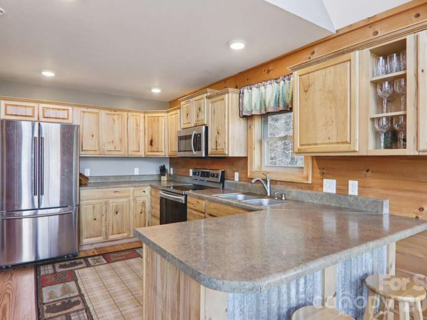284 Robin Roost Road, Maggie Valley, NC 28751.  MLS# CAR4356415, YatesRealty ID 5452. 