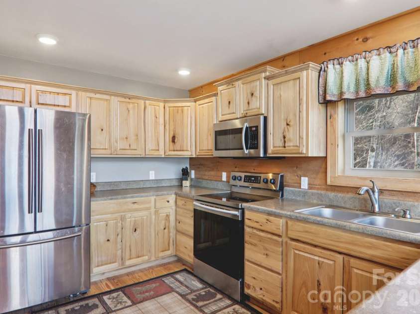 284 Robin Roost Road, Maggie Valley, NC 28751.  MLS# CAR4356415, YatesRealty ID 5452. 