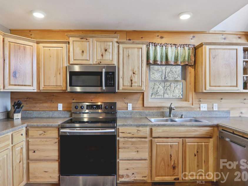 284 Robin Roost Road, Maggie Valley, NC 28751.  MLS# CAR4356415, YatesRealty ID 5452. 