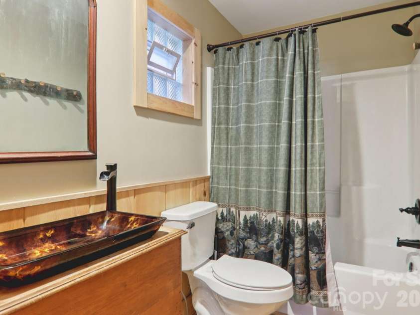 284 Robin Roost Road, Maggie Valley, NC 28751.  MLS# CAR4356415, YatesRealty ID 5452. 