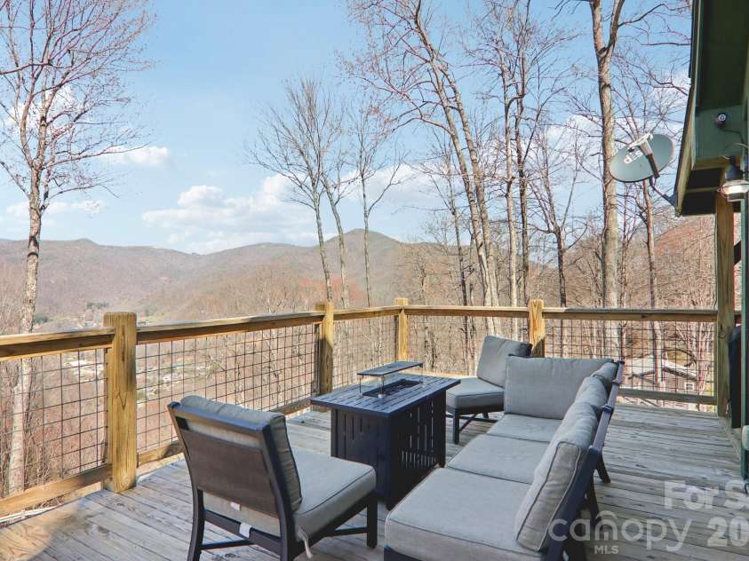 284 Robin Roost Road, Maggie Valley, NC 28751.  MLS# CAR4356415, YatesRealty ID 5452. 