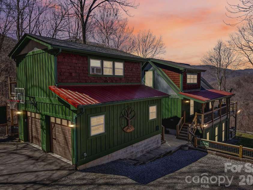 284 Robin Roost Road, Maggie Valley, NC 28751.  MLS# CAR4356415, YatesRealty ID 5452. 