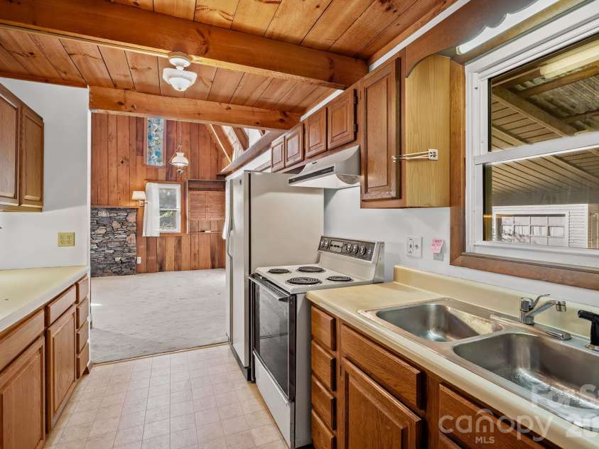 88 Bull Mountain Road, Asheville, NC 28805.  MLS# CAR4430869, YatesRealty ID 54521. 