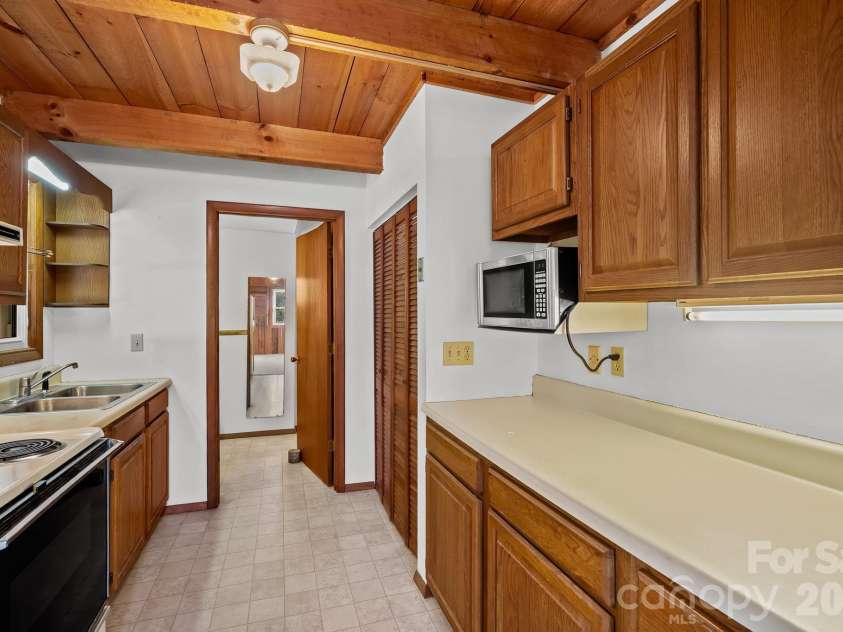 88 Bull Mountain Road, Asheville, NC 28805.  MLS# CAR4430869, YatesRealty ID 54521. 