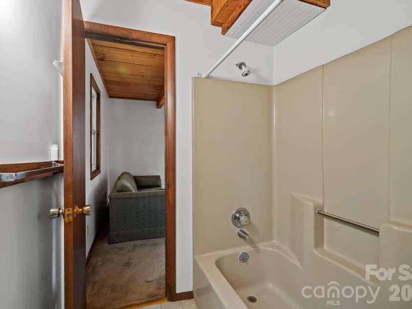 88 Bull Mountain Road, Asheville, NC 28805.  MLS# CAR4430869, YatesRealty ID 54521. 