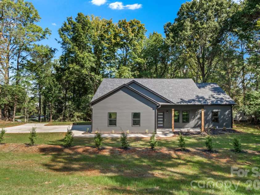 2309 Frederick Drive, Winston Salem, NC 27103.  MLS# CAR4430977, YatesRealty ID 54524. 
