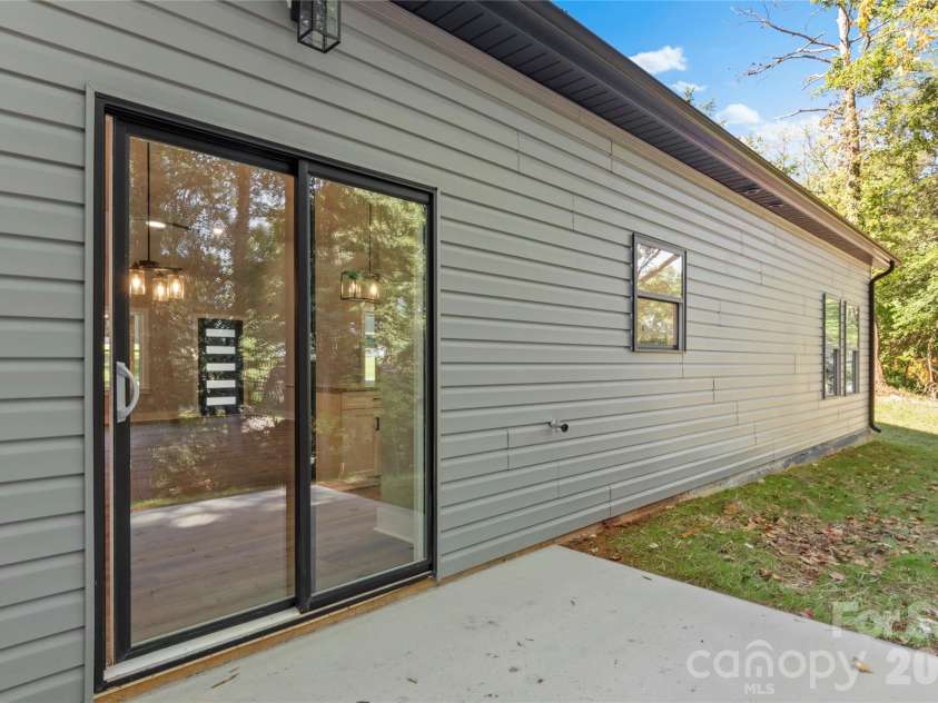 2309 Frederick Drive, Winston Salem, NC 27103.  MLS# CAR4430977, YatesRealty ID 54524. 