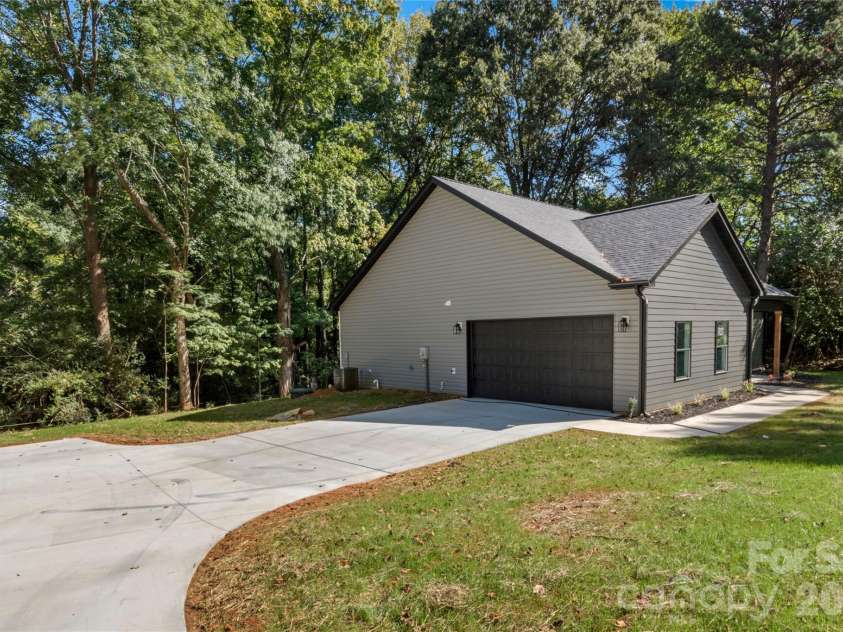 2309 Frederick Drive, Winston Salem, NC 27103.  MLS# CAR4430977, YatesRealty ID 54524. 