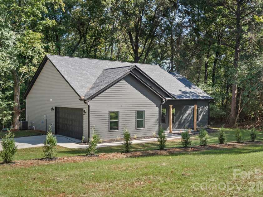 2309 Frederick Drive, Winston Salem, NC 27103.  MLS# CAR4430977, YatesRealty ID 54524. 