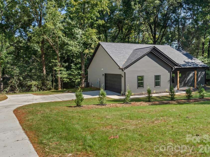 2309 Frederick Drive, Winston Salem, NC 27103.  MLS# CAR4430977, YatesRealty ID 54524. 
