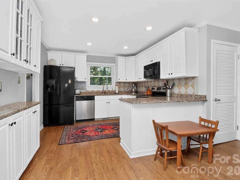 4301 Red Berry Court, Charlotte, NC 28213.  MLS# CAR4430948, YatesRealty ID 54529. Kitchen w/coffee bar