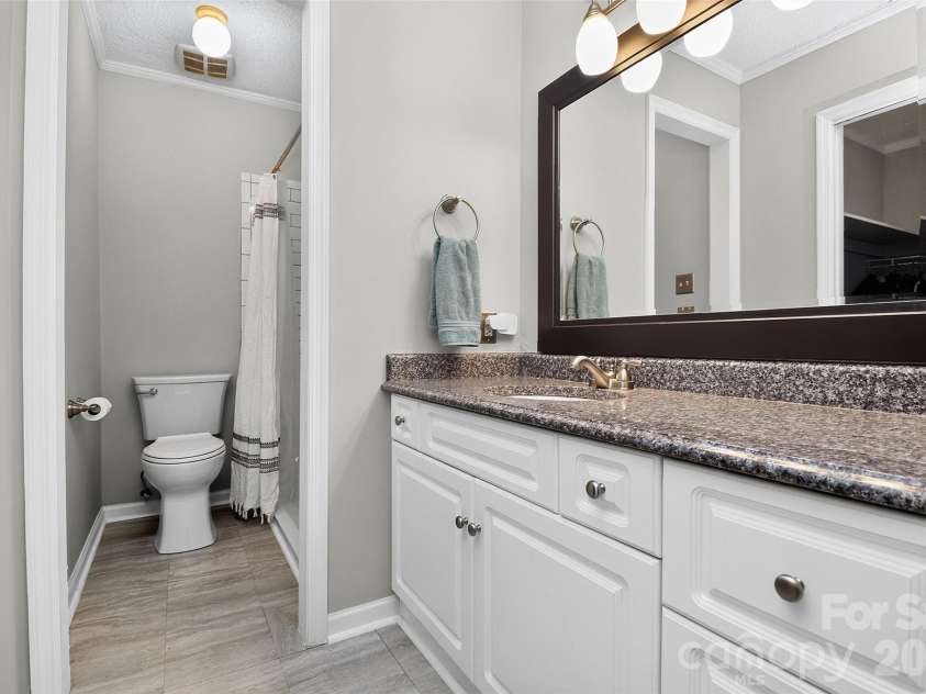 4301 Red Berry Court, Charlotte, NC 28213.  MLS# CAR4430948, YatesRealty ID 54529. Primary Bath