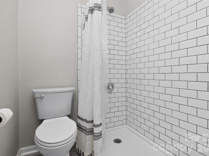 4301 Red Berry Court, Charlotte, NC 28213.  MLS# CAR4430948, YatesRealty ID 54529. Primary Bath