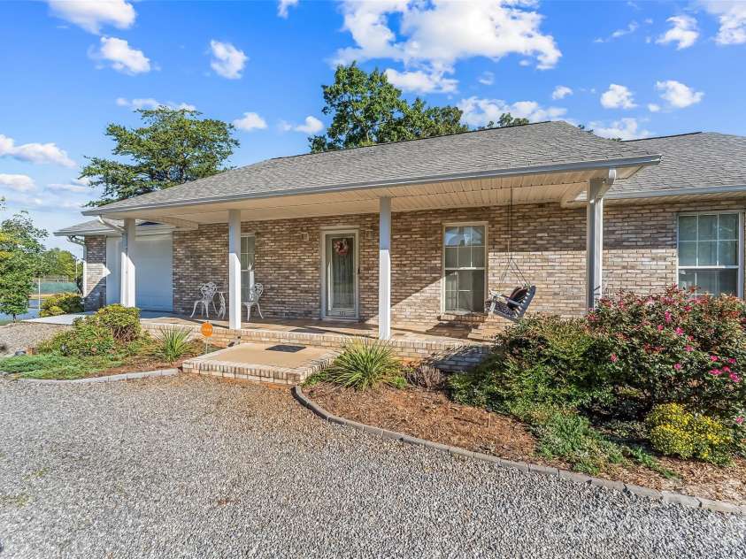 477 14th Avenue Drive, Hickory, NC 28601.  MLS# CAR4425041, YatesRealty ID 54532. 