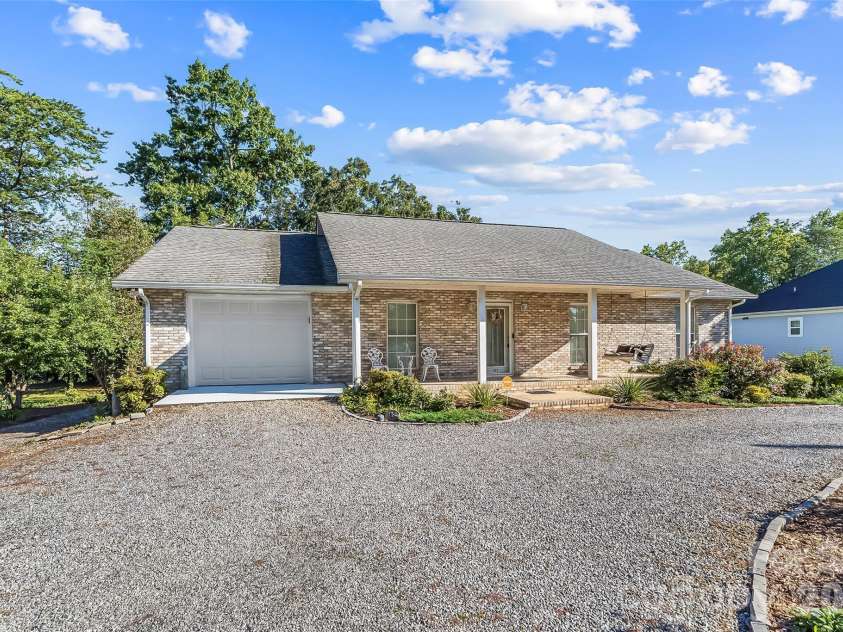 477 14th Avenue Drive, Hickory, NC 28601.  MLS# CAR4425041, YatesRealty ID 54532. 