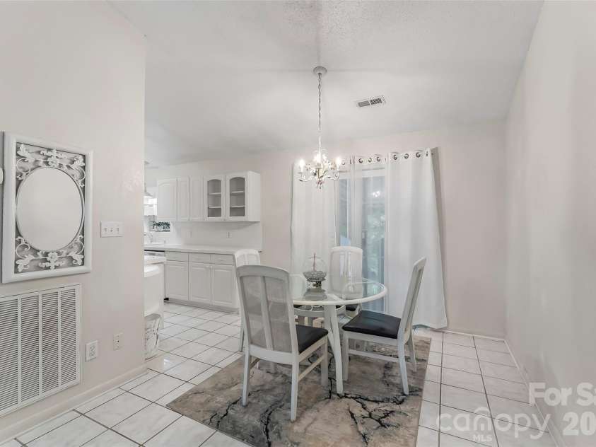 477 14th Avenue Drive, Hickory, NC 28601.  MLS# CAR4425041, YatesRealty ID 54532. 