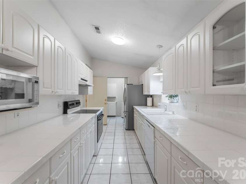 477 14th Avenue Drive, Hickory, NC 28601.  MLS# CAR4425041, YatesRealty ID 54532. 