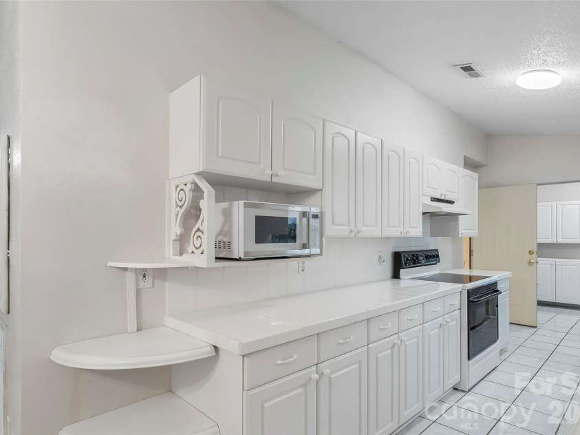 477 14th Avenue Drive, Hickory, NC 28601.  MLS# CAR4425041, YatesRealty ID 54532. 