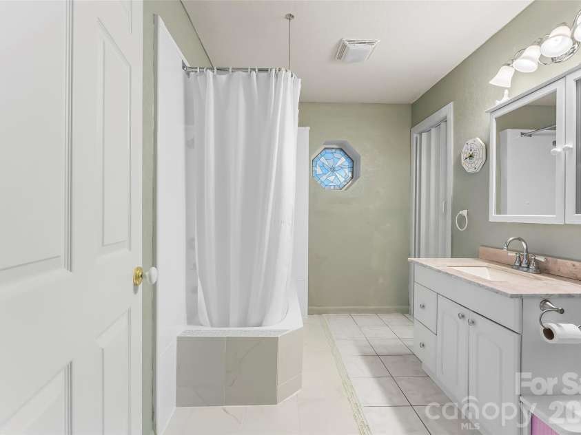 477 14th Avenue Drive, Hickory, NC 28601.  MLS# CAR4425041, YatesRealty ID 54532. 