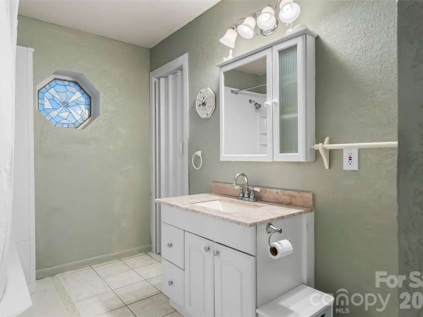 477 14th Avenue Drive, Hickory, NC 28601.  MLS# CAR4425041, YatesRealty ID 54532. 