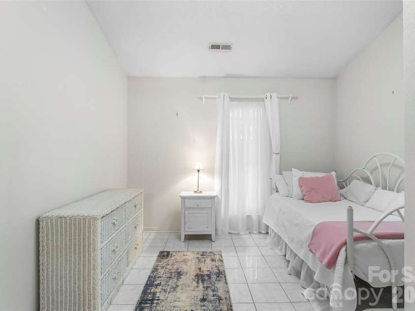 477 14th Avenue Drive, Hickory, NC 28601.  MLS# CAR4425041, YatesRealty ID 54532. 