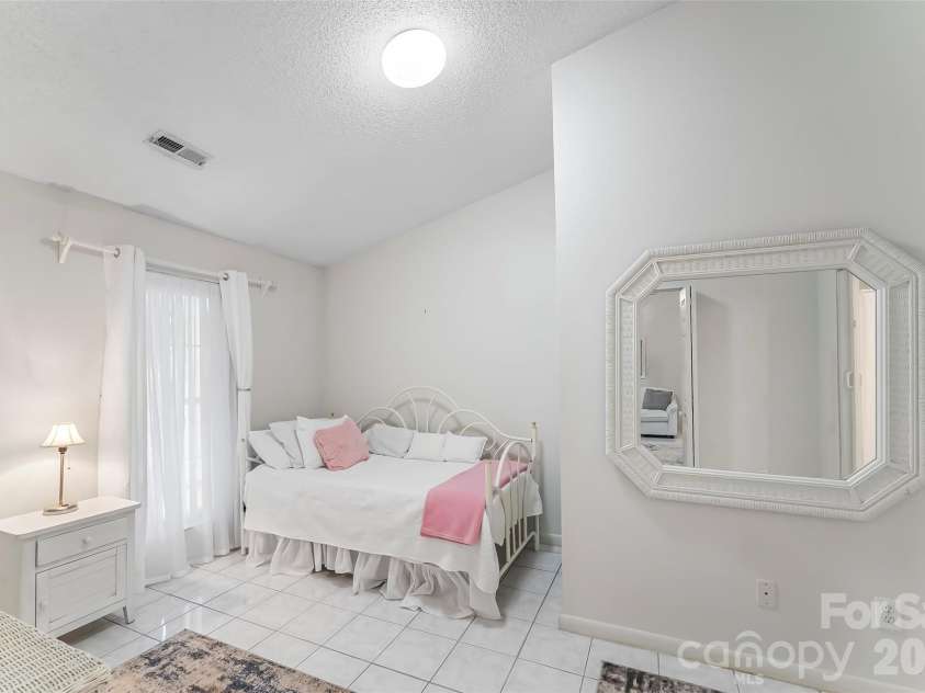 477 14th Avenue Drive, Hickory, NC 28601.  MLS# CAR4425041, YatesRealty ID 54532. 