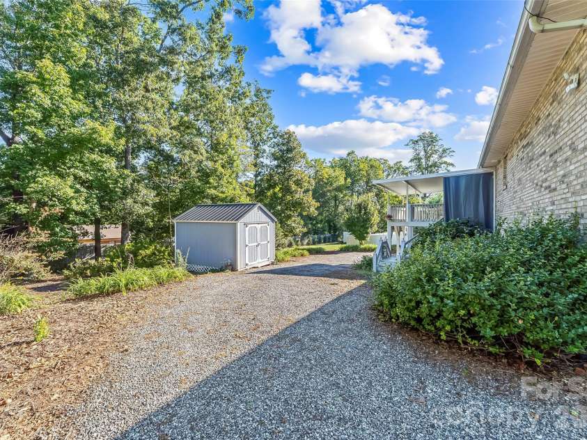 477 14th Avenue Drive, Hickory, NC 28601.  MLS# CAR4425041, YatesRealty ID 54532. 