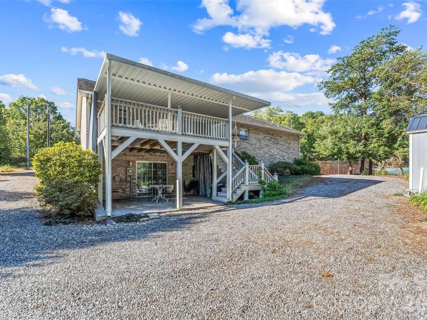 477 14th Avenue Drive, Hickory, NC 28601.  MLS# CAR4425041, YatesRealty ID 54532. 