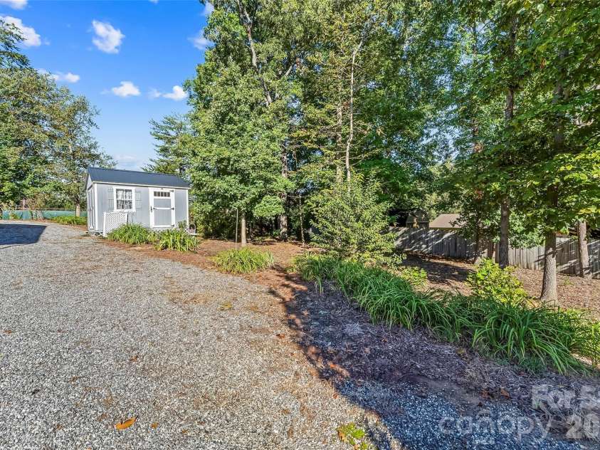 477 14th Avenue Drive, Hickory, NC 28601.  MLS# CAR4425041, YatesRealty ID 54532. 