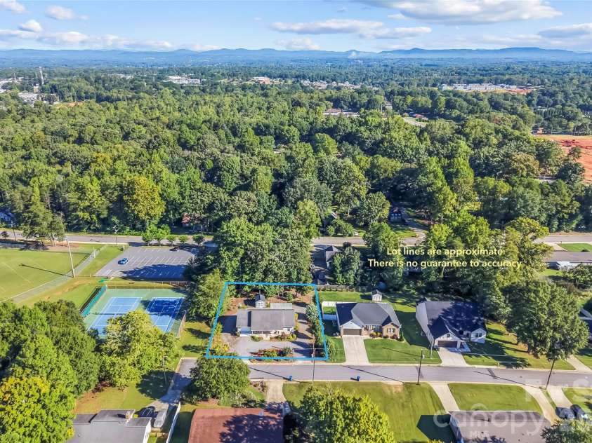 477 14th Avenue Drive, Hickory, NC 28601.  MLS# CAR4425041, YatesRealty ID 54532. 