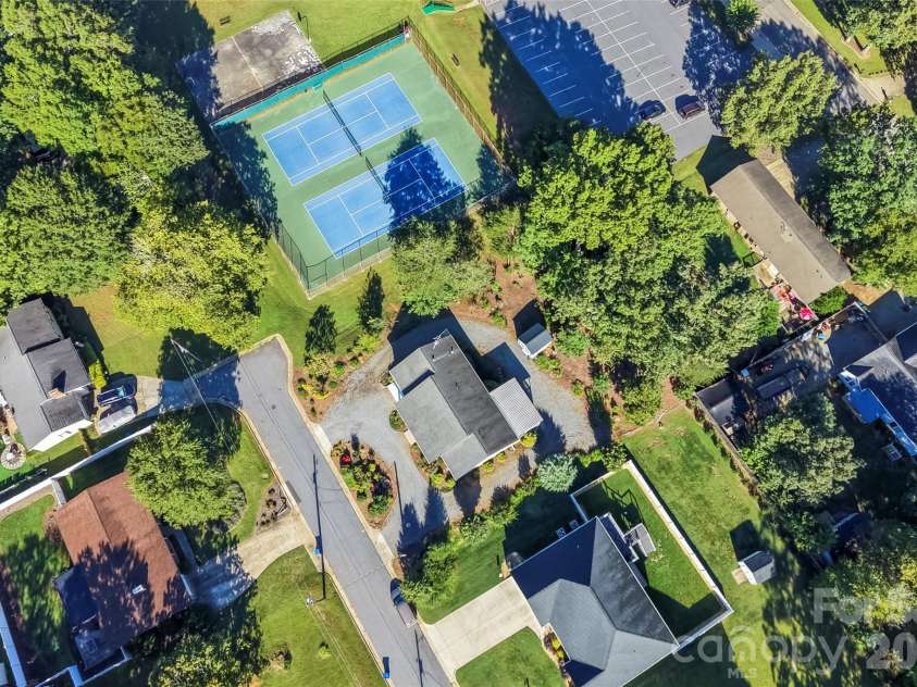 477 14th Avenue Drive, Hickory, NC 28601.  MLS# CAR4425041, YatesRealty ID 54532. 