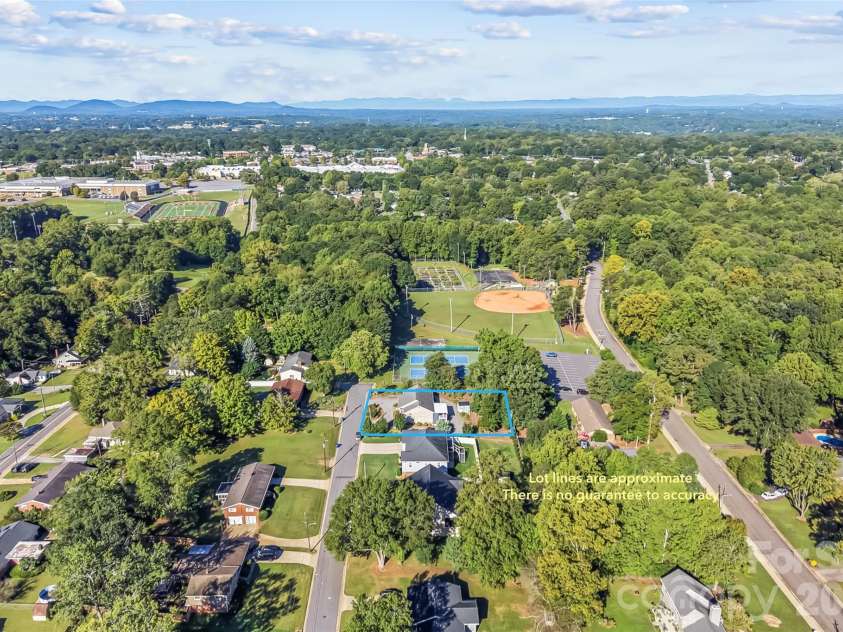 477 14th Avenue Drive, Hickory, NC 28601.  MLS# CAR4425041, YatesRealty ID 54532. 