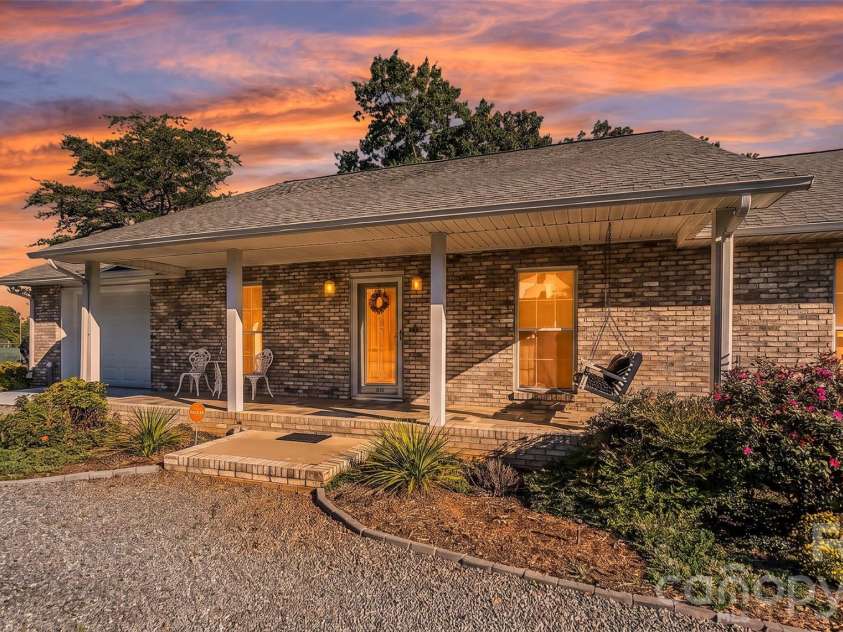 477 14th Avenue Drive, Hickory, NC 28601.  MLS# CAR4425041, YatesRealty ID 54532. 