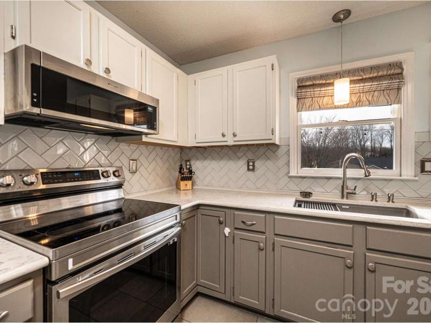 2487 Ashford Drive, Newton, NC 28658.  MLS# CAR4430929, YatesRealty ID 54536. 
