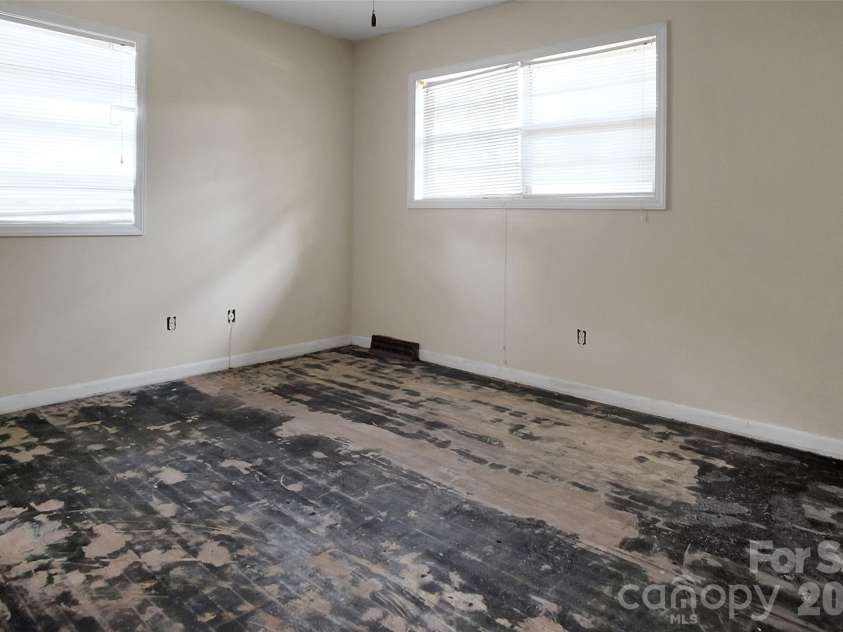 805 Woodside Drive, Kings Mountain, NC 28086.  MLS# CAR4430990, YatesRealty ID 54537. 