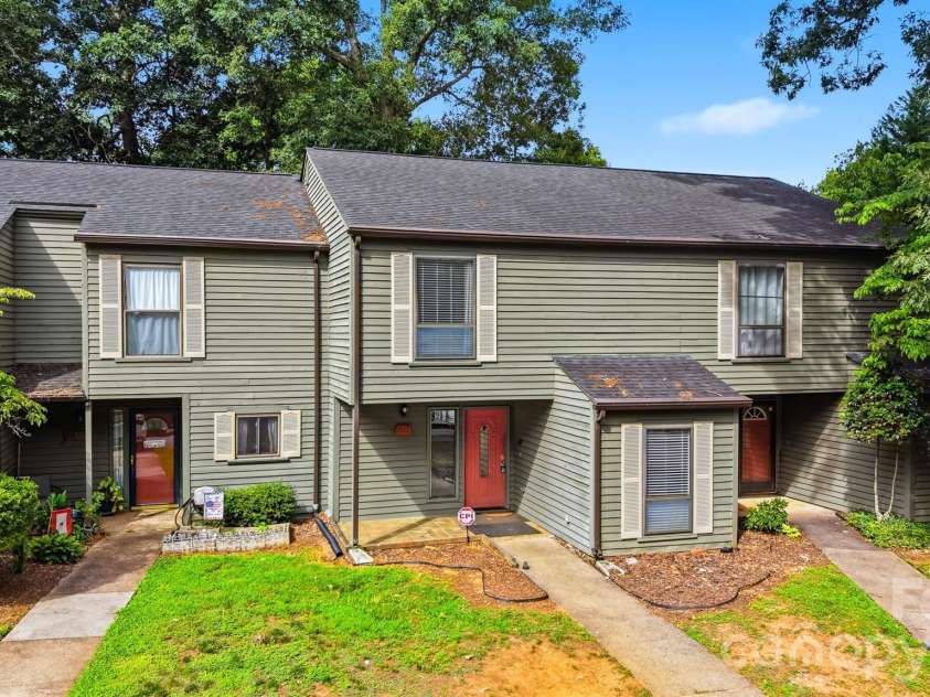4340 Center Street, Hickory, NC 28601.  MLS# CAR4411695, YatesRealty ID 5454. 
