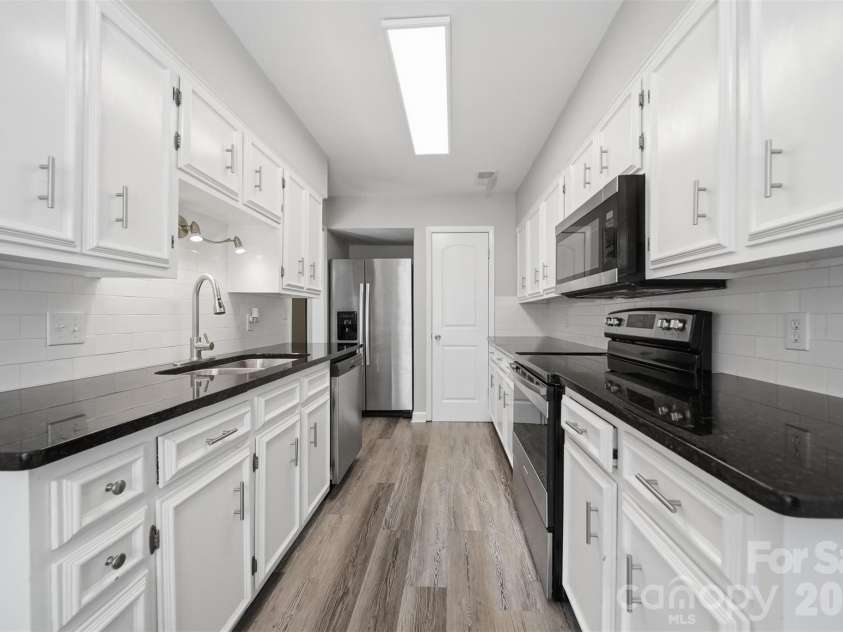 4340 Center Street, Hickory, NC 28601.  MLS# CAR4411695, YatesRealty ID 5454. 