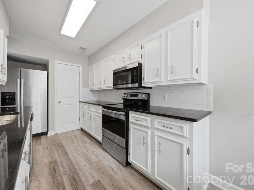 4340 Center Street, Hickory, NC 28601.  MLS# CAR4411695, YatesRealty ID 5454. 