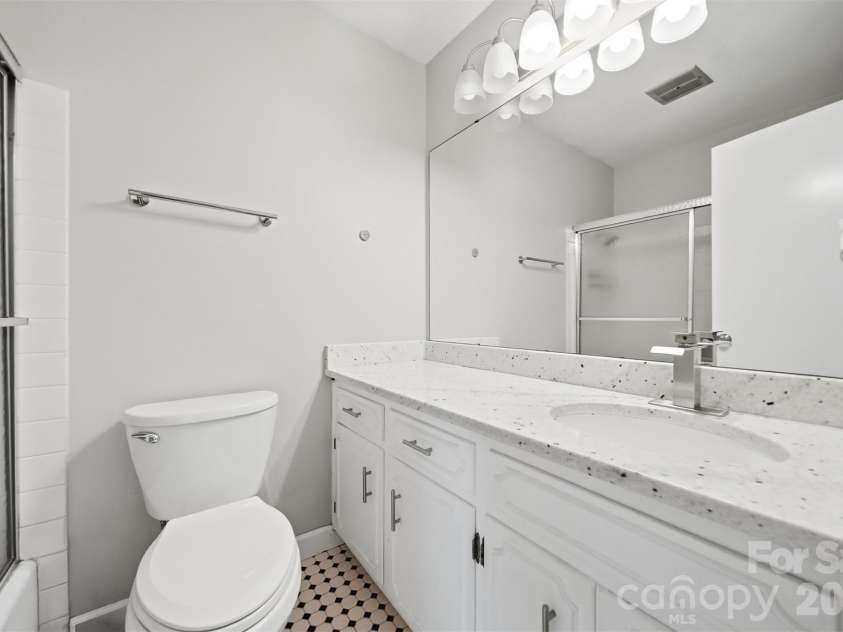 4340 Center Street, Hickory, NC 28601.  MLS# CAR4411695, YatesRealty ID 5454. 