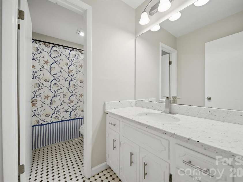 4340 Center Street, Hickory, NC 28601.  MLS# CAR4411695, YatesRealty ID 5454. 