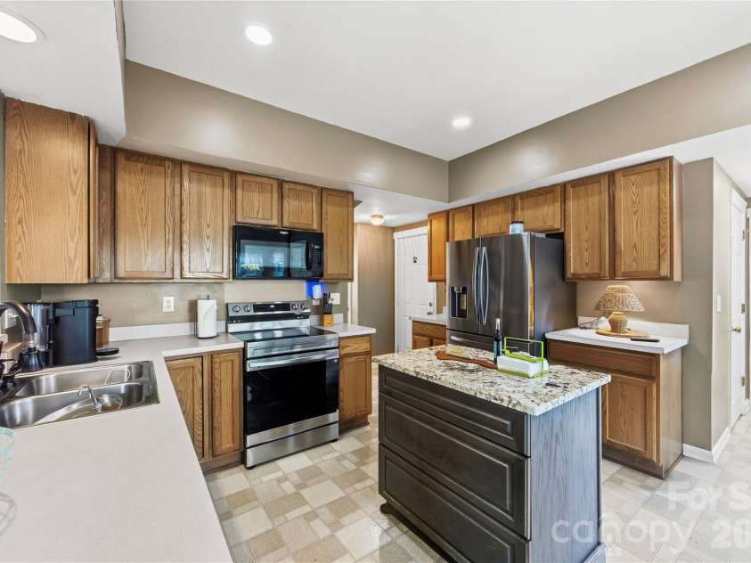 7541 Sparkleberry Drive, Indian Trail, NC 28079.  MLS# CAR4430002, YatesRealty ID 54541. 