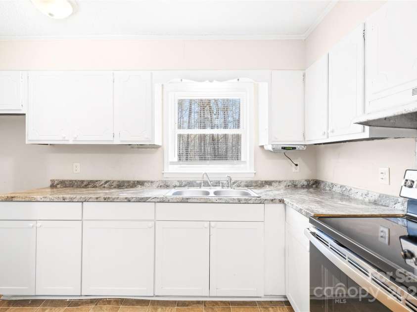 1502 Northwoods Drive, Kings Mountain, NC 28086.  MLS# CAR4230678, YatesRealty ID 5455. 