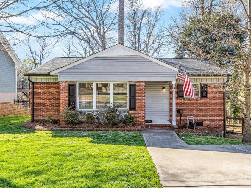 4922 Valley Stream Road, Charlotte, NC 28209.  MLS# CAR4358374, YatesRealty ID 5455. 