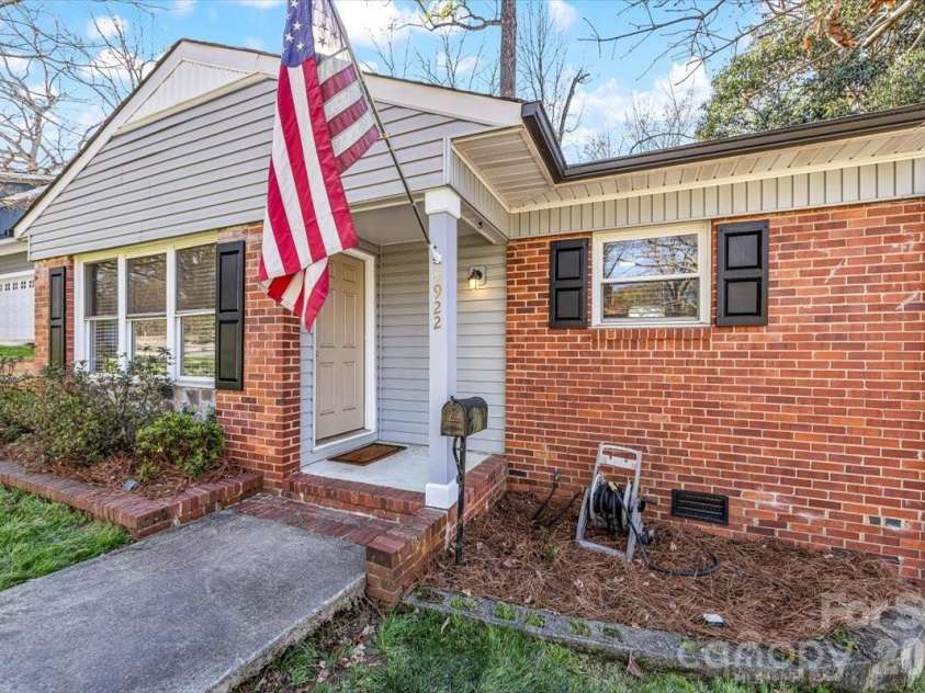 4922 Valley Stream Road, Charlotte, NC 28209.  MLS# CAR4358374, YatesRealty ID 5455. 