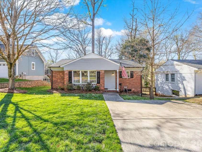 4922 Valley Stream Road, Charlotte, NC 28209.  MLS# CAR4358374, YatesRealty ID 5455. 