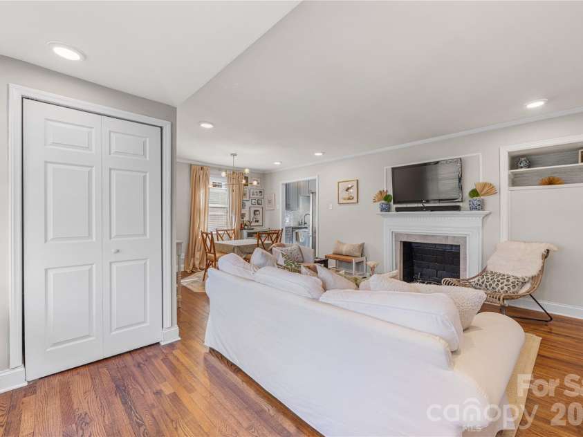 4922 Valley Stream Road, Charlotte, NC 28209.  MLS# CAR4358374, YatesRealty ID 5455. 